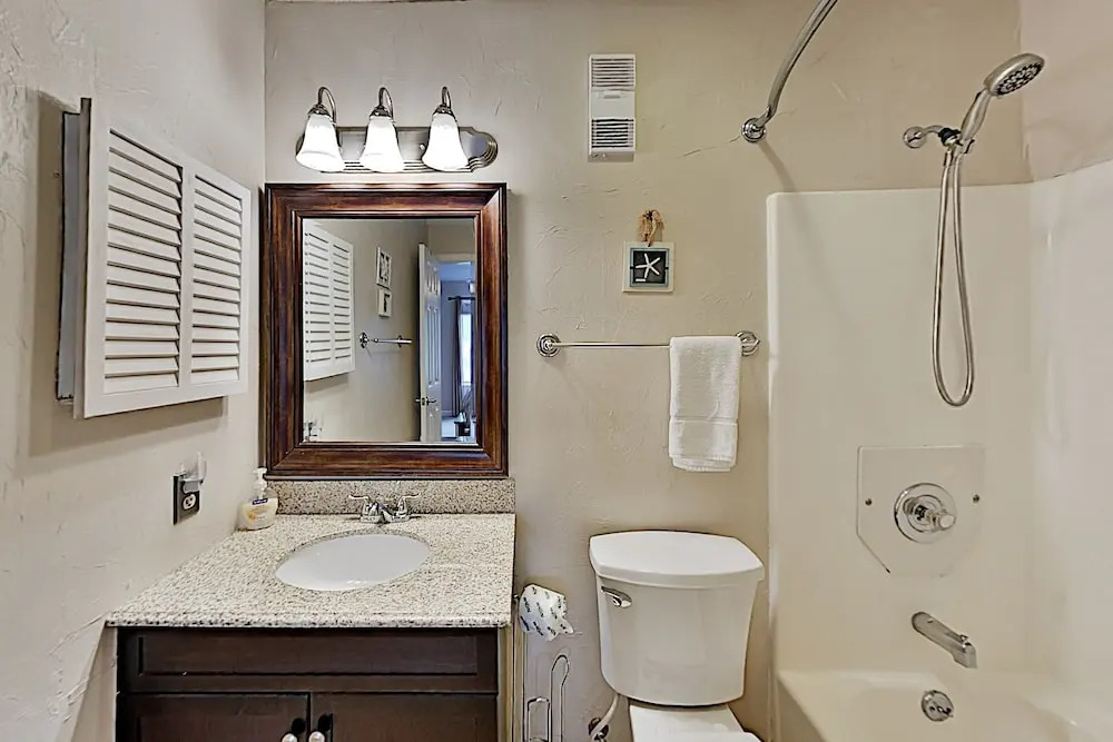A Peace N Paradise - Contemporary Poolside 2bd/2ba 2 Bedroom Condo