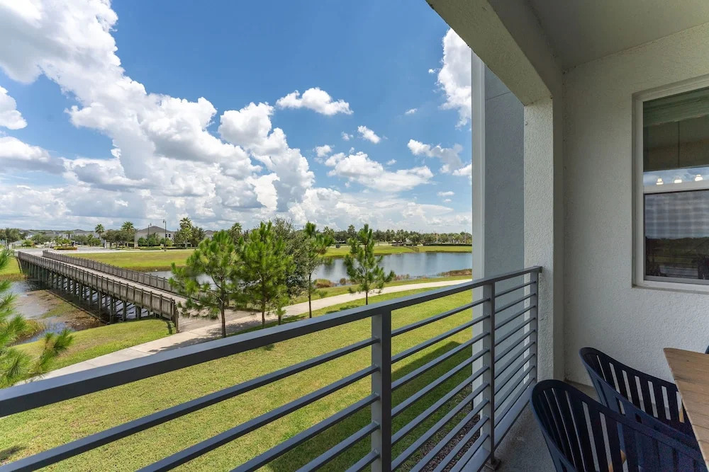 Spacious 2BR Mickey Bedroom Lake View
