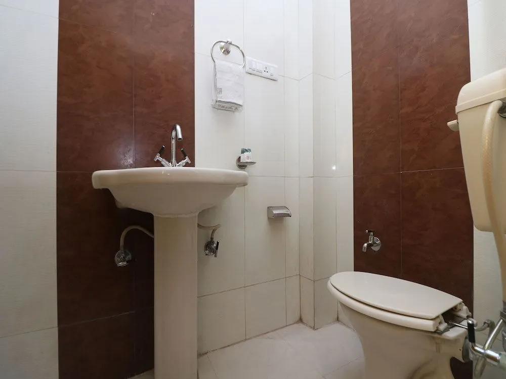 OYO 9847 Hotel Blue Empire