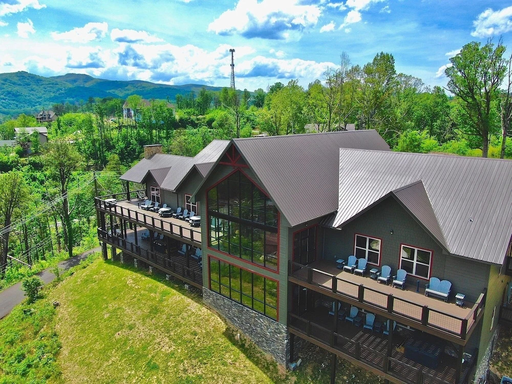 Greystone Pointe Lodge 15 Bedroom Residence by Redawning