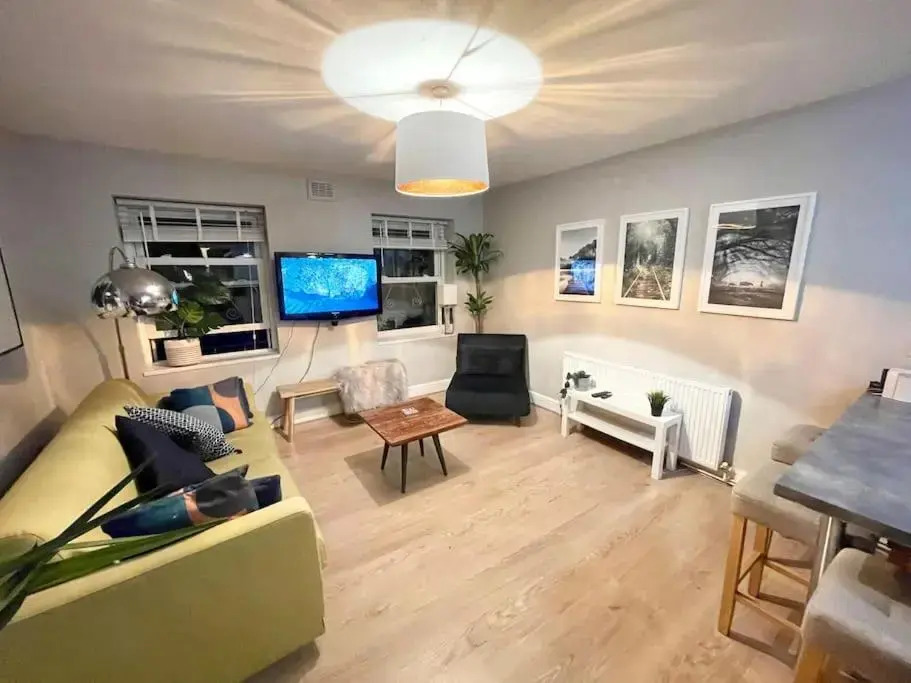 *New* Beautiful 2 Bedroom House in Central Location