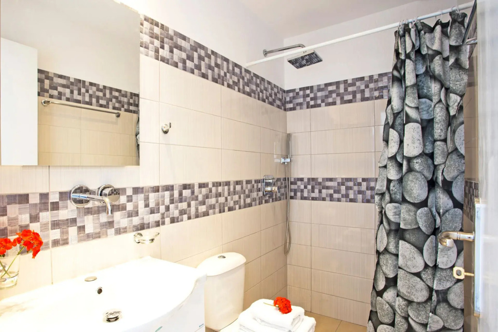 Birds Villa Apartments with Heated Pool - Including Car and Breakfast