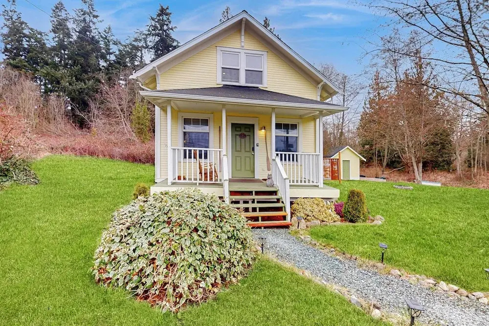 3 BR Cozy Cottage: w/ Hot Tub & Wifi