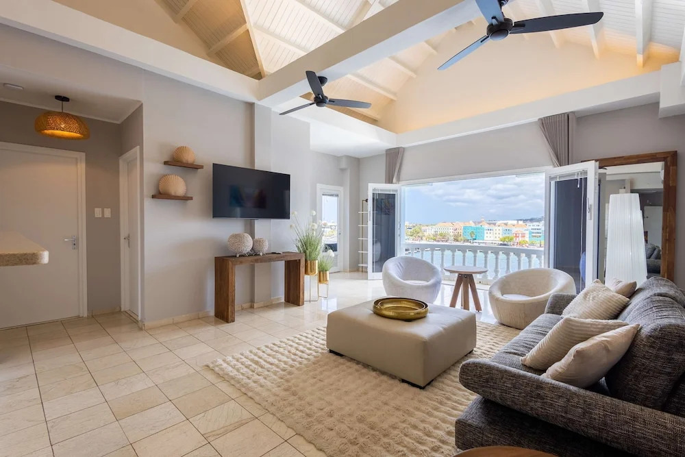 Chic City View Residence by the Bay