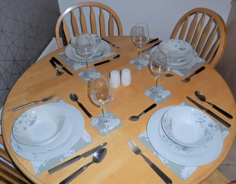 2 Bed House - Sleeps 4 - Parking - Pets - Garden