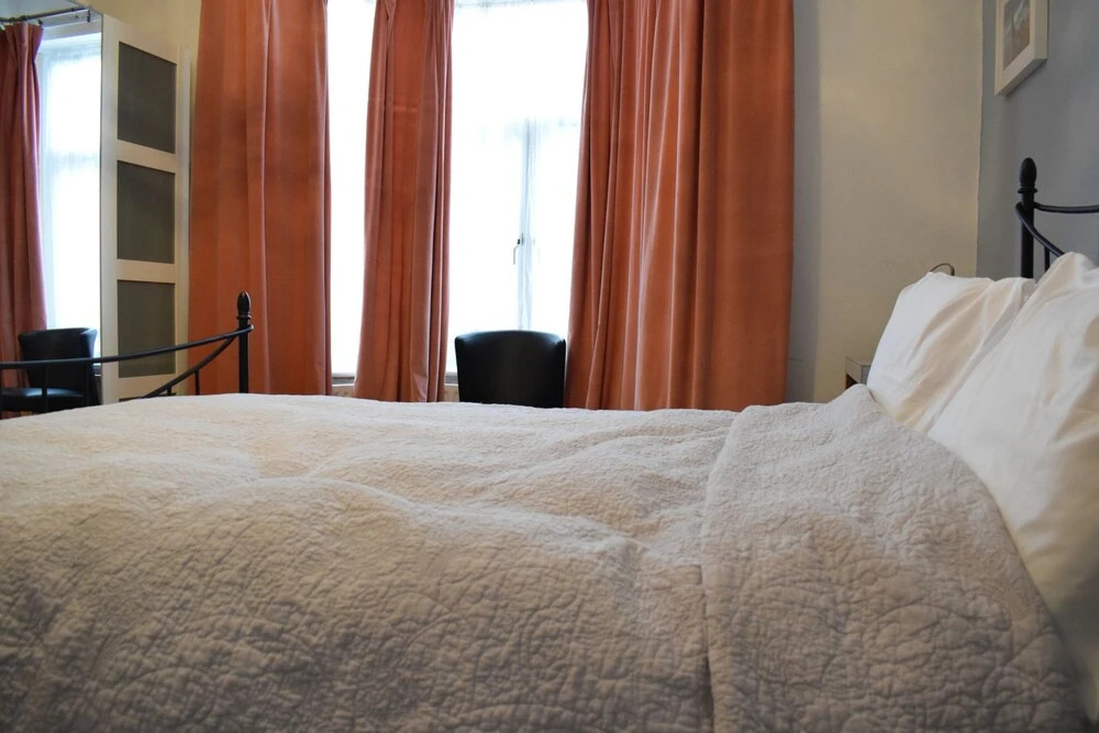 1 Bedroom Garden Flat in Zone 2