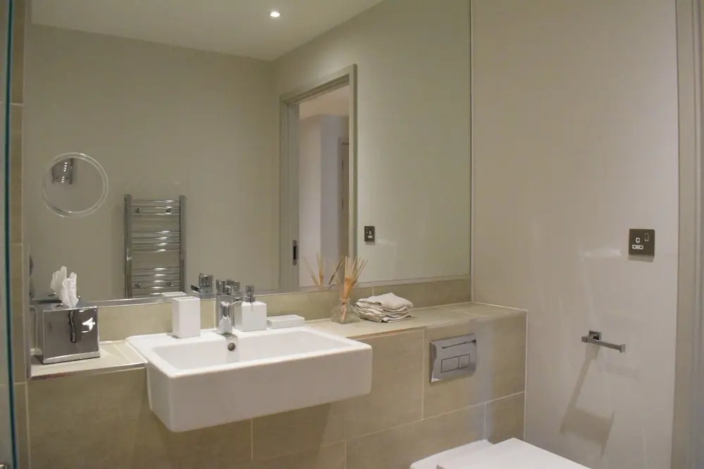 Modern 2 Bedroom Flat With Balcony