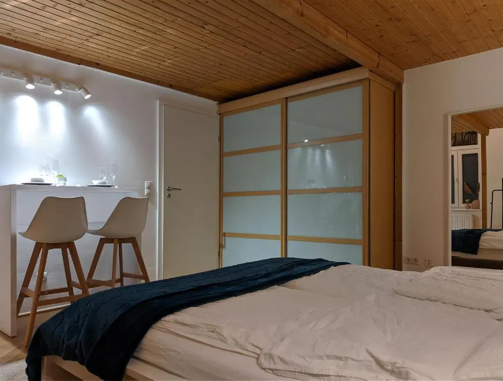 12 min to the City Center! Designer Apartment