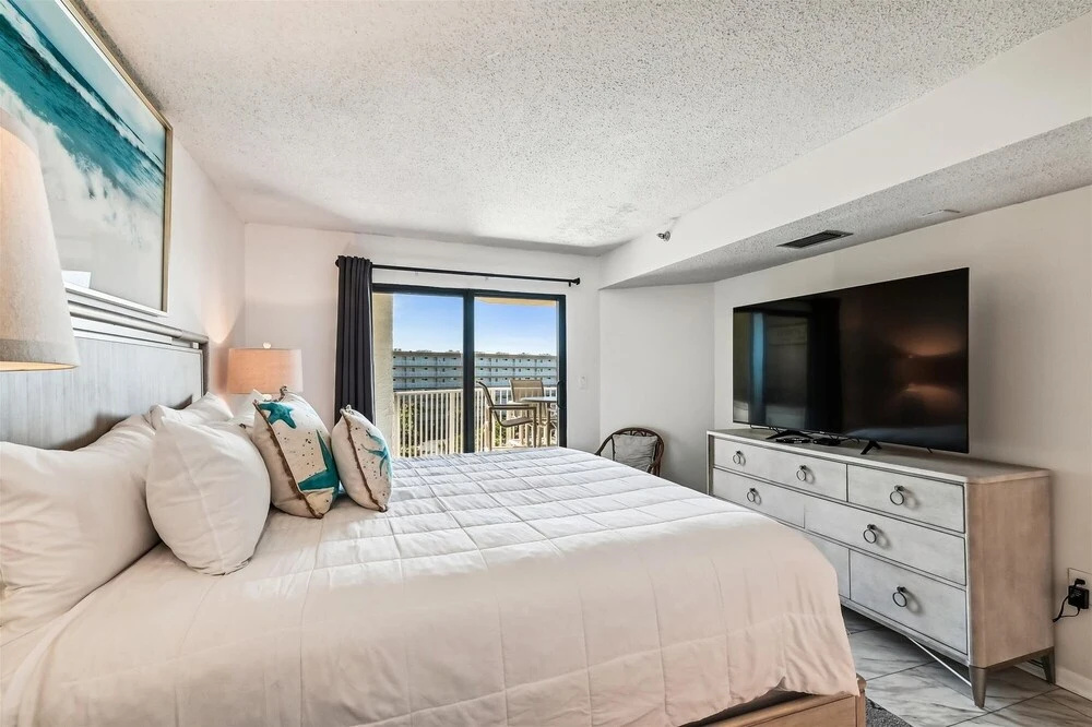 IR 518 is a Stunning 2 BR that has amazing Sunset views - sleeps 10 by RedAwning