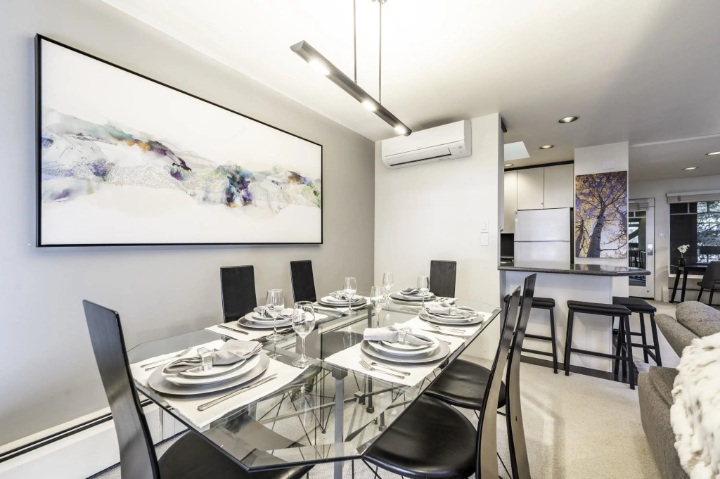 2 BR 3BA Condo - AC, Heated Pool, Walk to Town