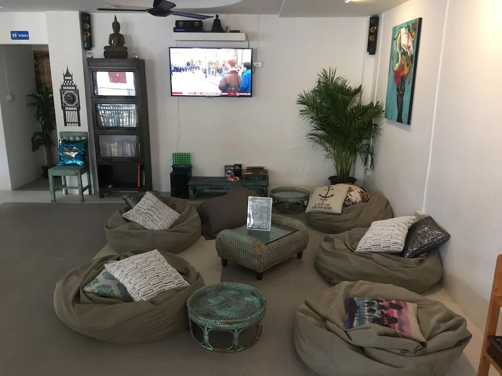 Castaway Guesthouse Hostel and Bar