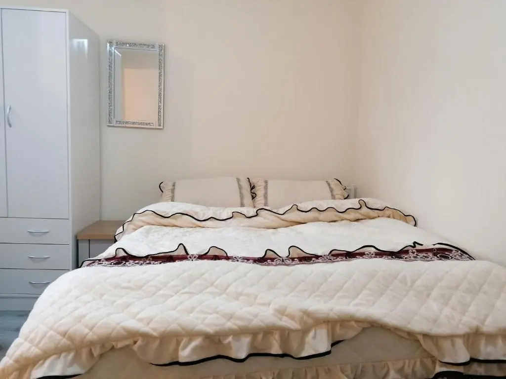 Self-contained studio flat bathrooms kitchens upgrade locations to city centre 15 minutes walking distance Nottingham universities Queen hospitals city hospitals