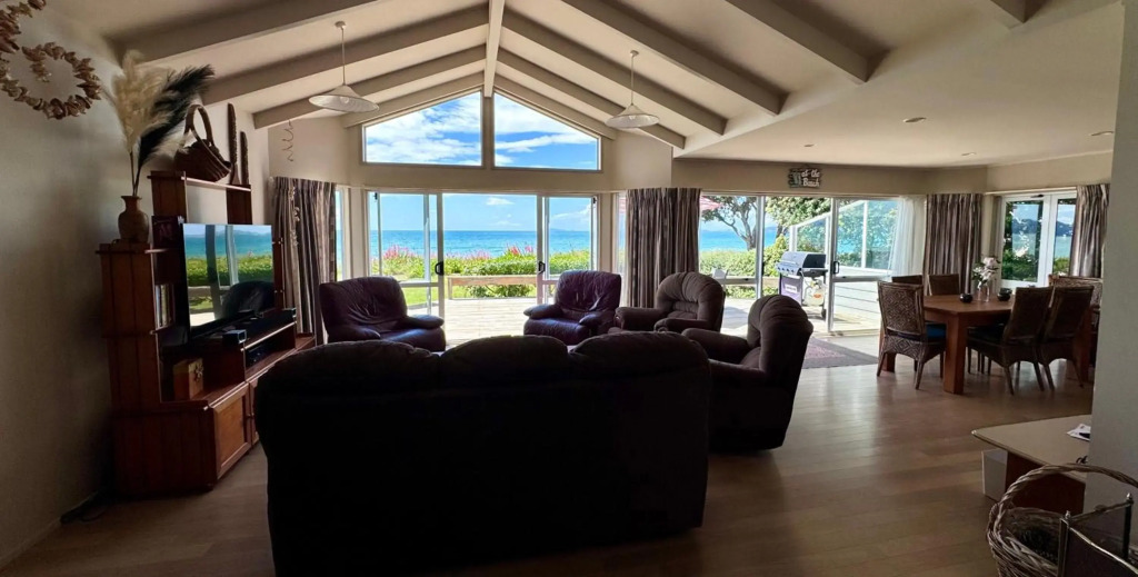 Matarangi Beachfront - Matarangi Holiday Home