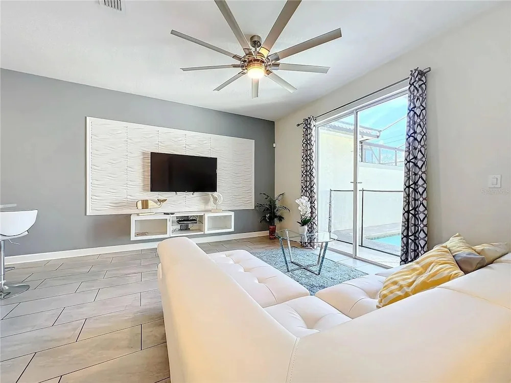 Stunning 4Bd w Pool Storey Lake 5019