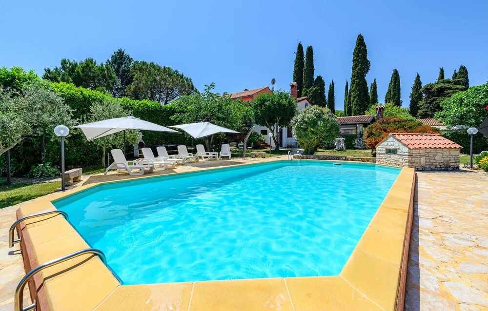 Amazing Apartment in Rovinjsko Selo With Outdoor Swimming Pool, Wifi and 2 Bedrooms