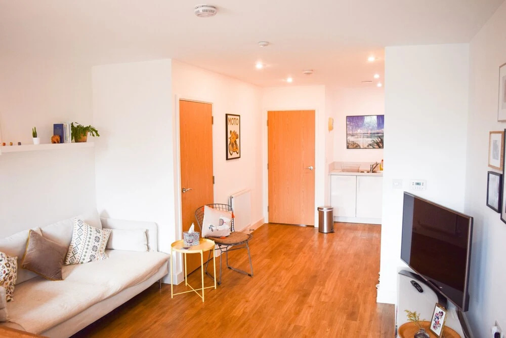 Modern 1 Bedroom House in Pontoon Dock