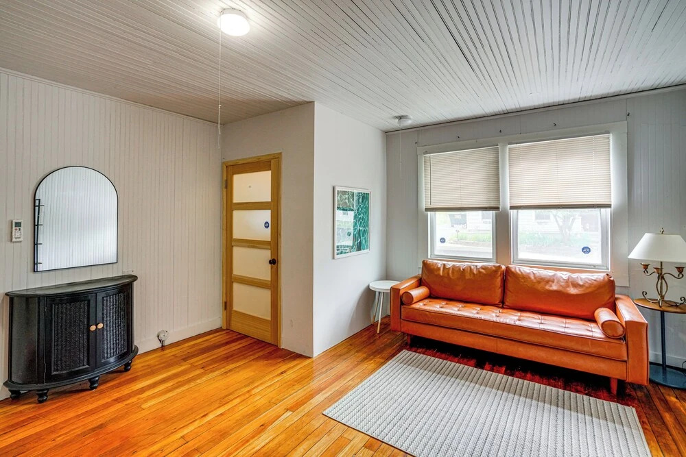 Walk to Everything! Dtwn Hudson Apartment
