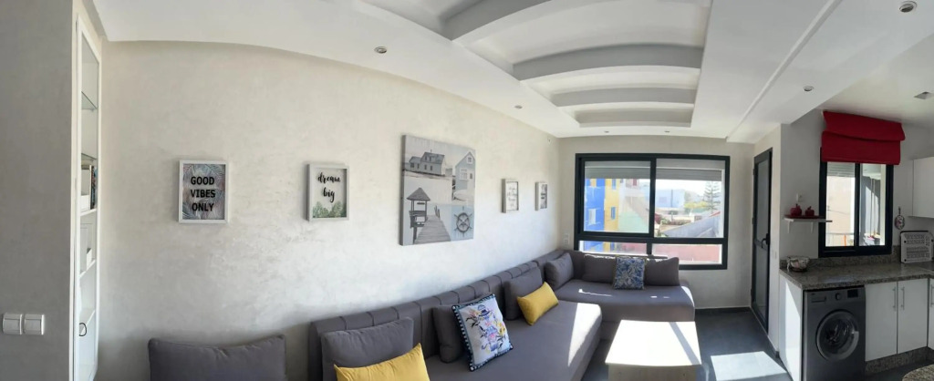 Villa moderne avec piscine, front de mer