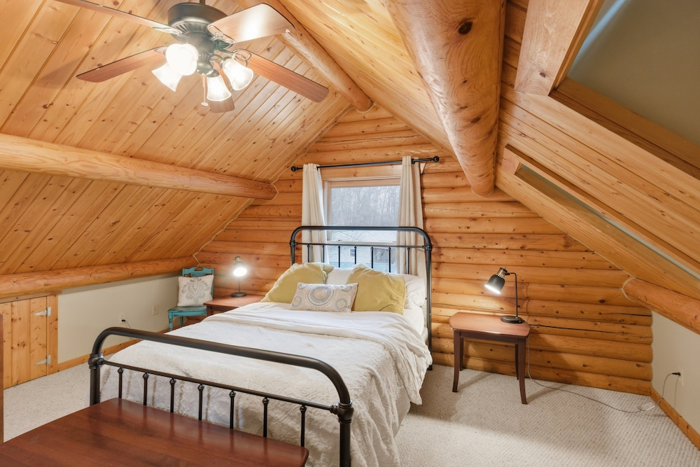 Lakefront Log Cabin With Private Dock, Two Decks & Cozy Comfort at 35mm in Sunrise Beach