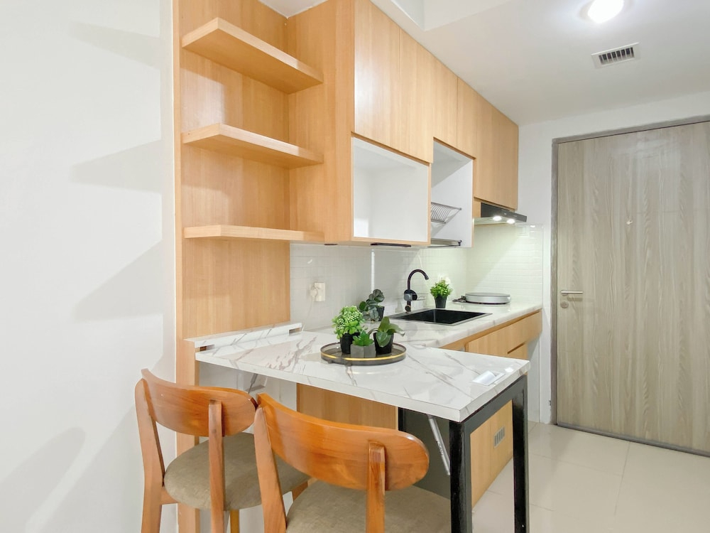Contemporary And Restful 2Br At Apartment Anwa Residence