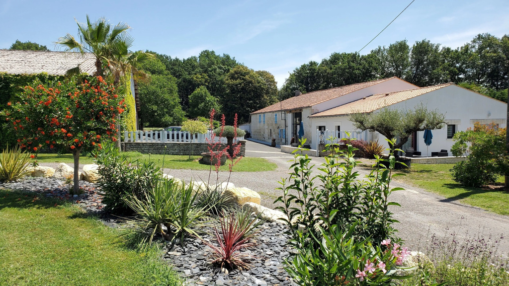 Appart Nature LESCALE - Saintes - Calme, Piscine, Parking, Terrasse