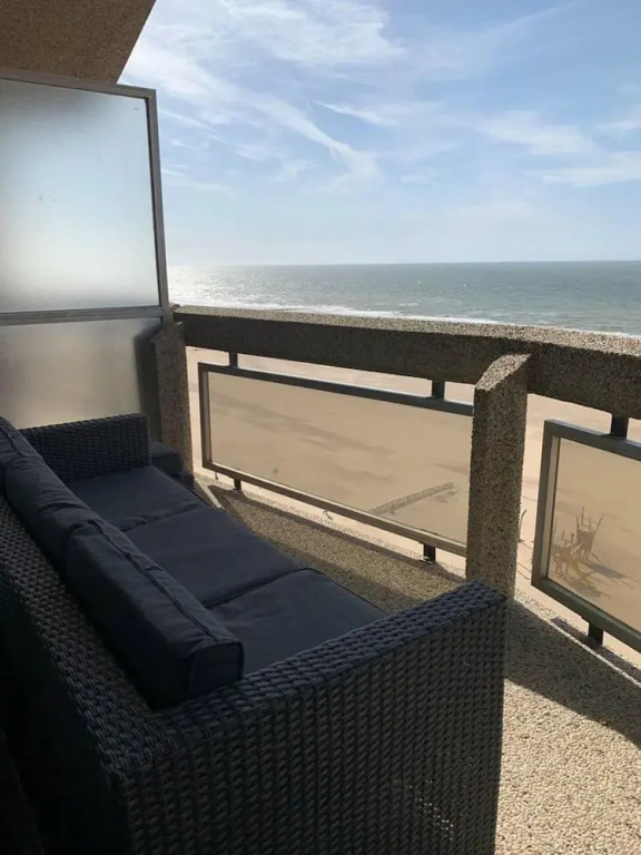 Stunning 1-bed Apartment in Oostende Beach-view
