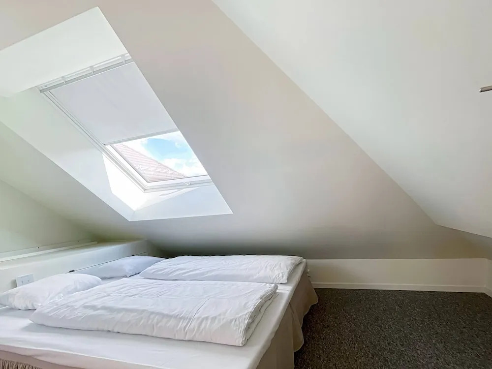 Vibrant Apartment on Bustling Street, Above a Restaurant - Perfect for Tourists,
