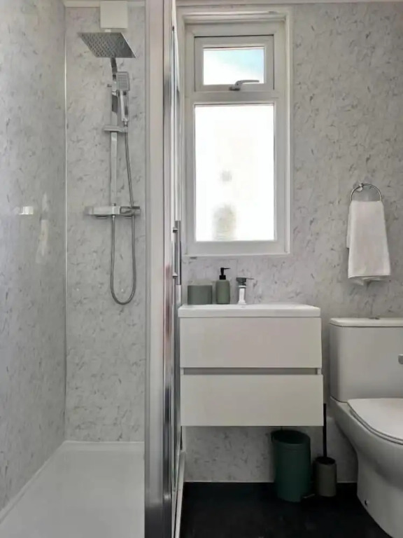 Spacious Home - Sleeps 5 Persons
