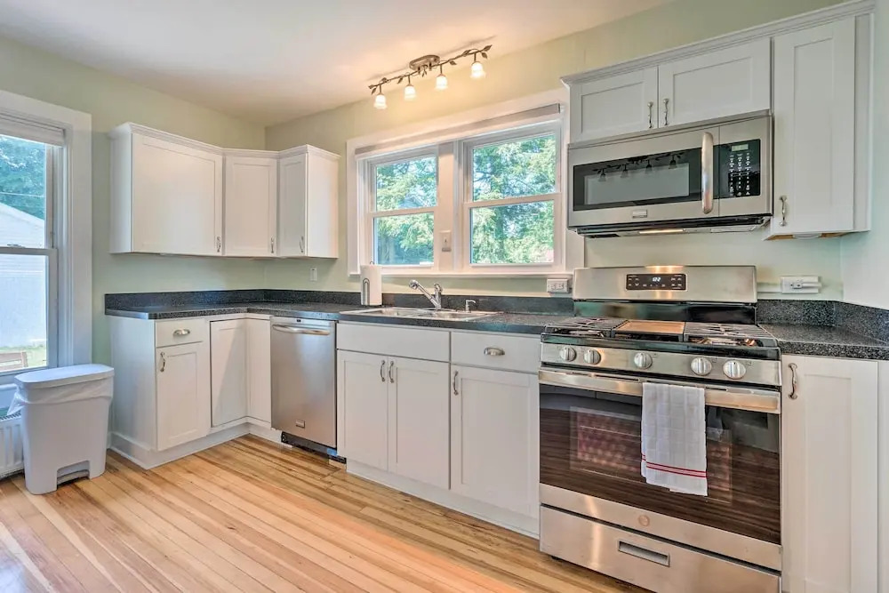 Downtown Retreat w/ Grill, Fire Pit & Wet Bar