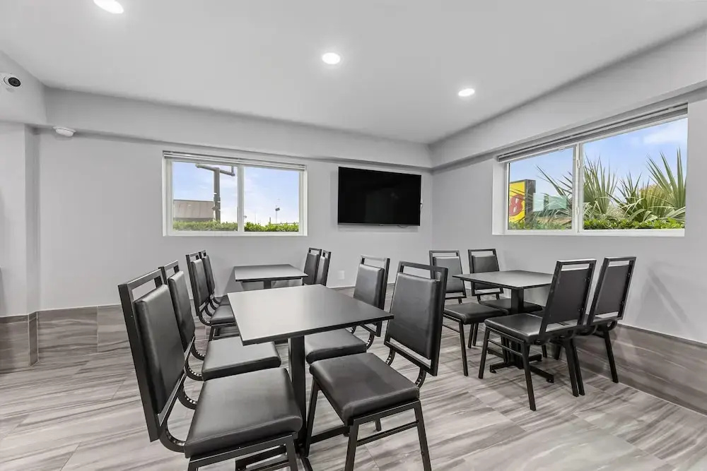 Days Inn & Suites by Wyndham Texas City - Galveston Area