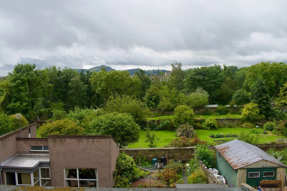 2 Bedroom Seaside Flat With Scenic Views