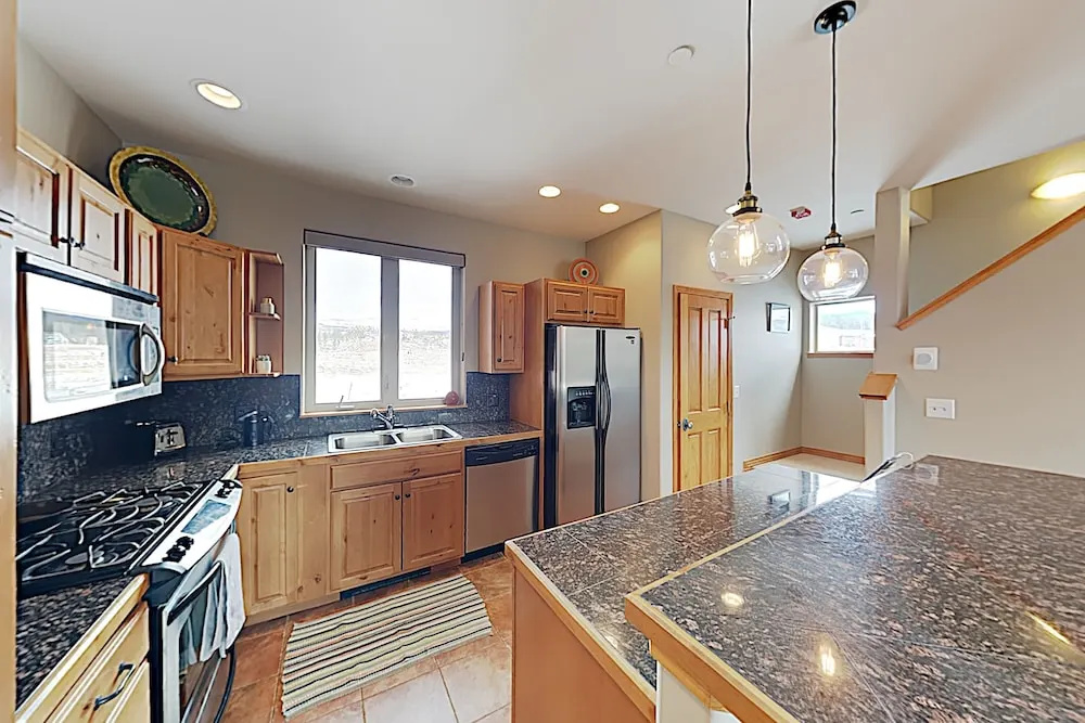 New Listing! Big Townhome W/ Garage & Hot Tub 3 Bedroom Condo