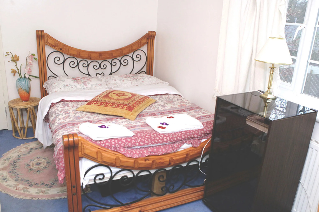 Da Vinci Guest House Gatwick Guest Parking, A Real Gem
