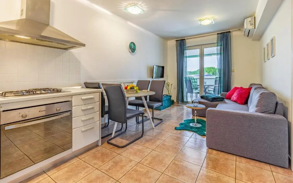 Olga's Place-new apartment 200 mt from the Sea