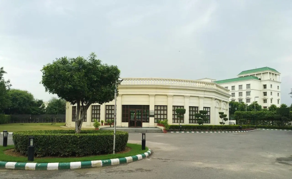 DLF Club 3