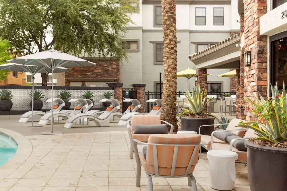 CozySuites Glendale with pool  04 and 18