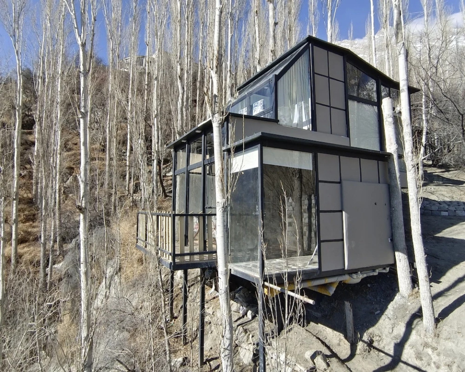Stunning Cliff-edge 2-bedroom Chalet in Karimabad