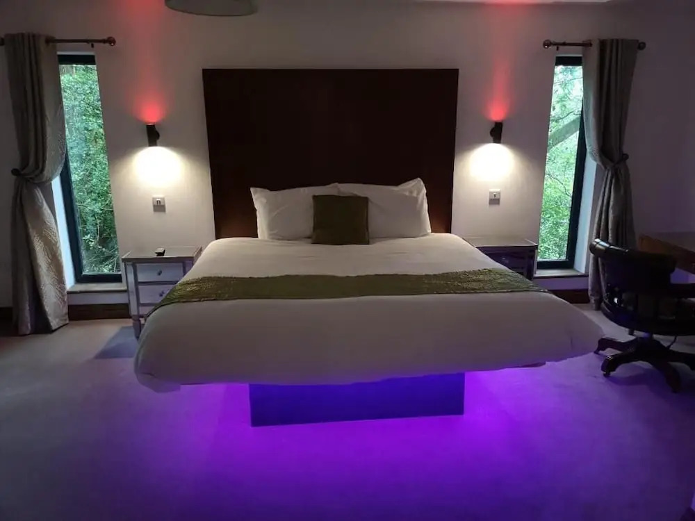 BlueStone-Hot Tub-Woodlandlodges-Pembrokeshire-Tenby