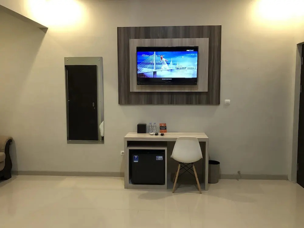RedDoorz Plus near Solo Paragon Mall
