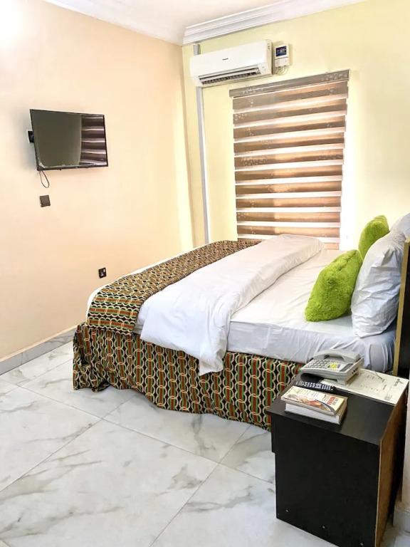Nue Crest Hotel & Suites