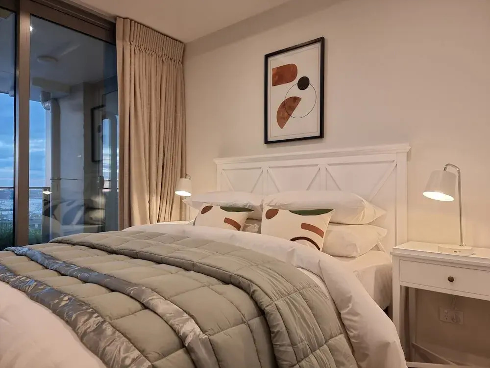 Luxe Apt w Harbour-Sunset Views -Parking