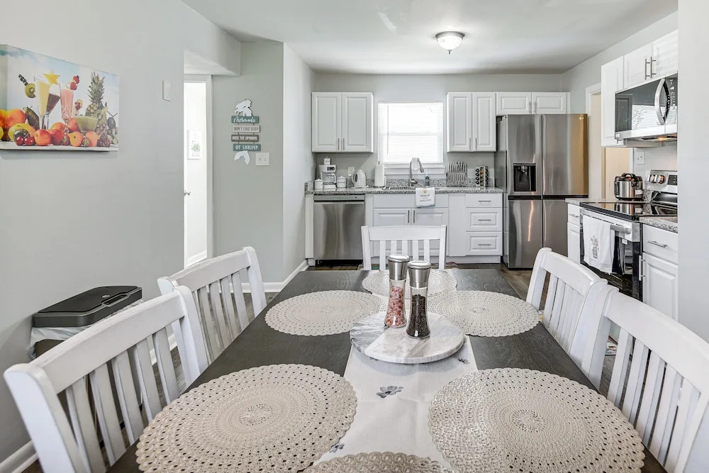 1 Mi to Beach: Home w/ Patio & Grill in Hampton!