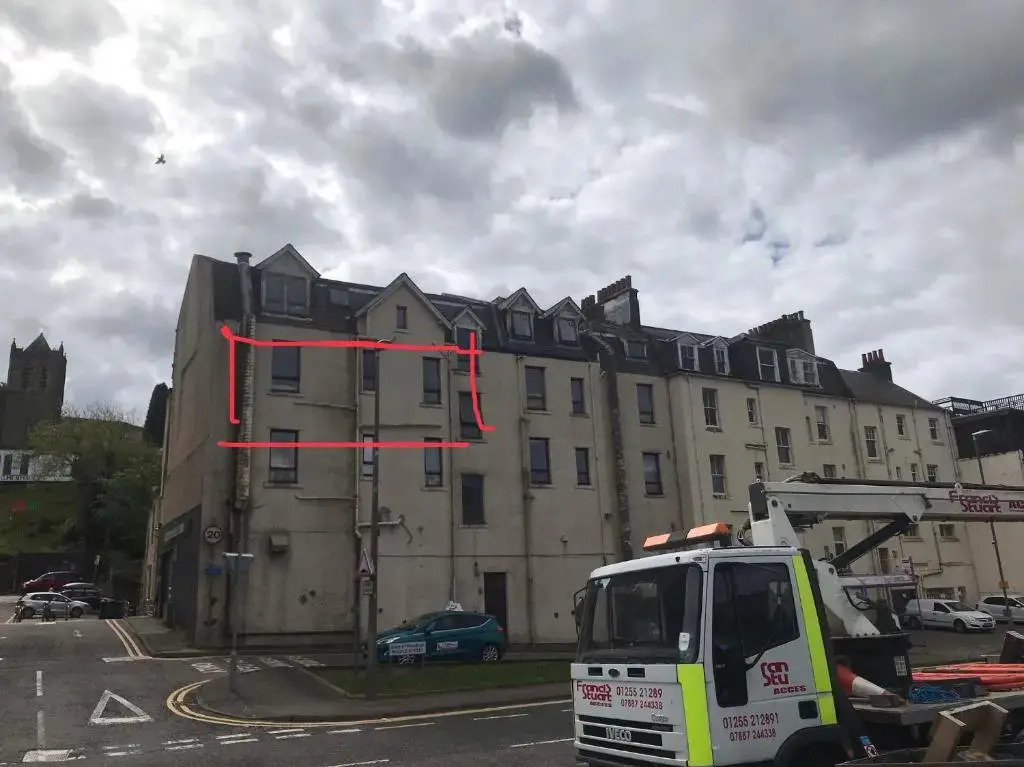 Prime location rooms in high street