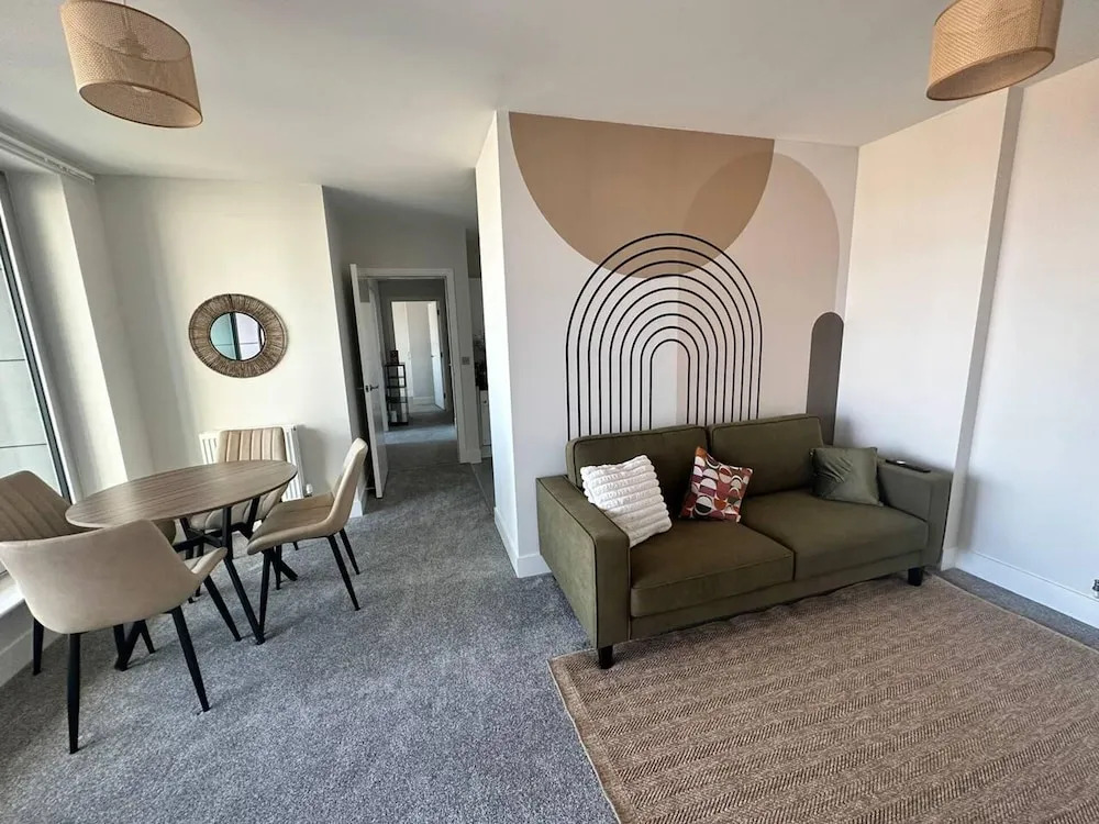 2 Bed Flat - Sleeps 4 - Balcony - Smoking