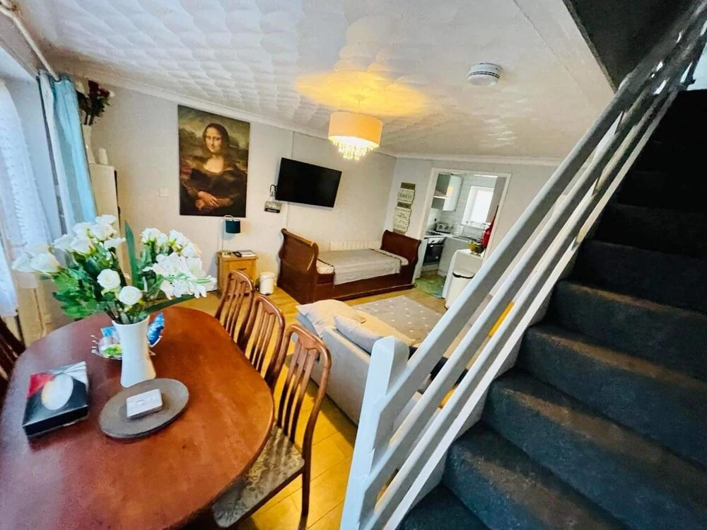 Villa - Sleeps 6 - Pets Ok - Pool - Parking