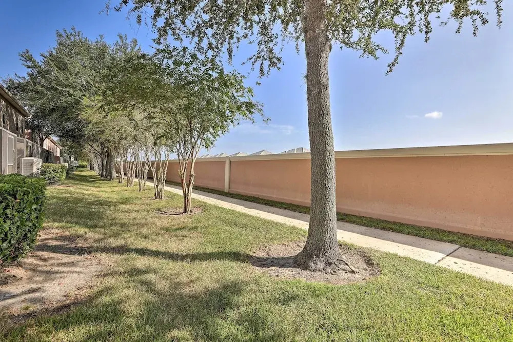 6 Mi to Wdw: Family-friendly Townhome w/ Foosball!