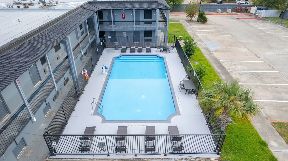 Days Inn & Suites by Wyndham Texas City - Galveston Area