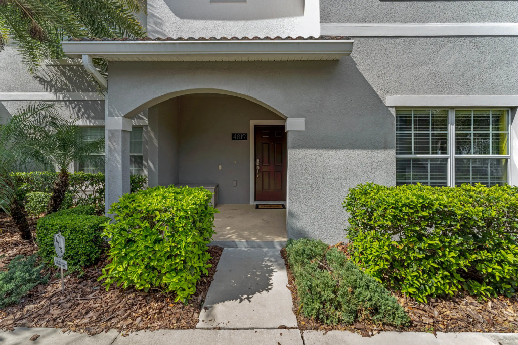 5 Bedrooms 4 Bathrooms Storey Lake 4819 Ct