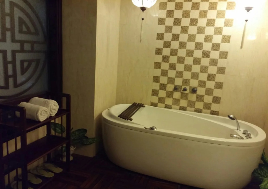 Long Life Riverside Hotel