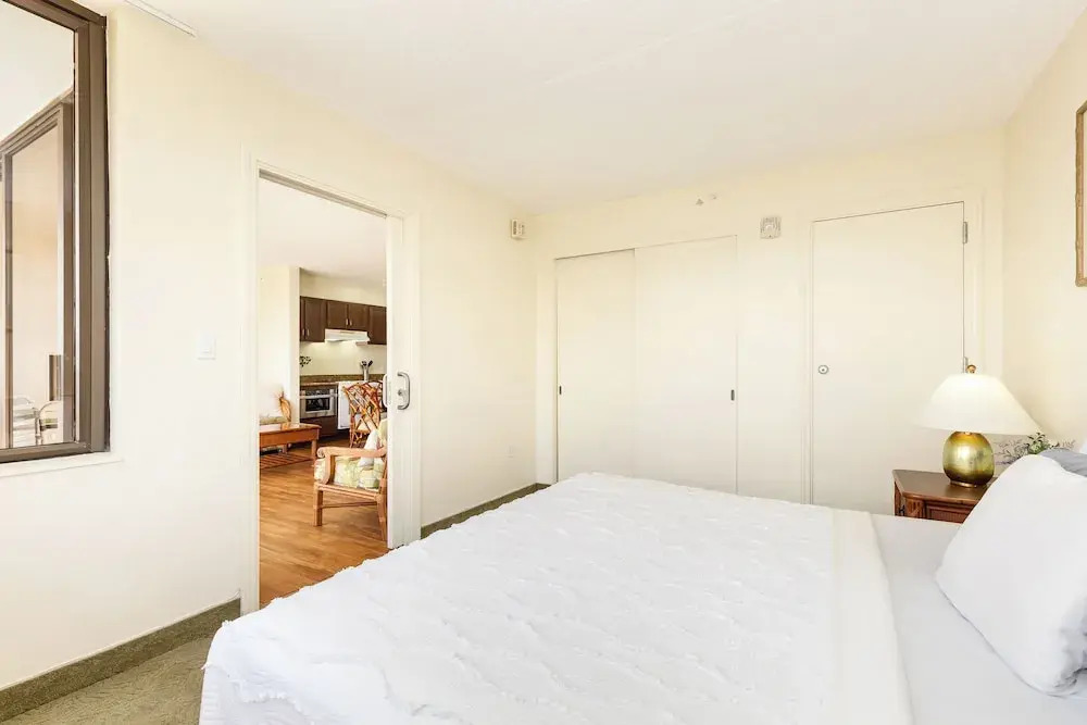 Waikiki Banyan 3409